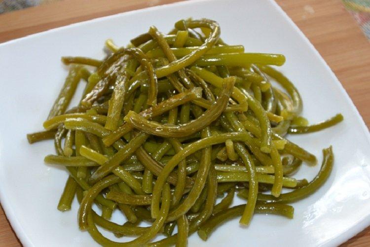 Knoblauchstiele, eingelegt mit Paprika und Koriander