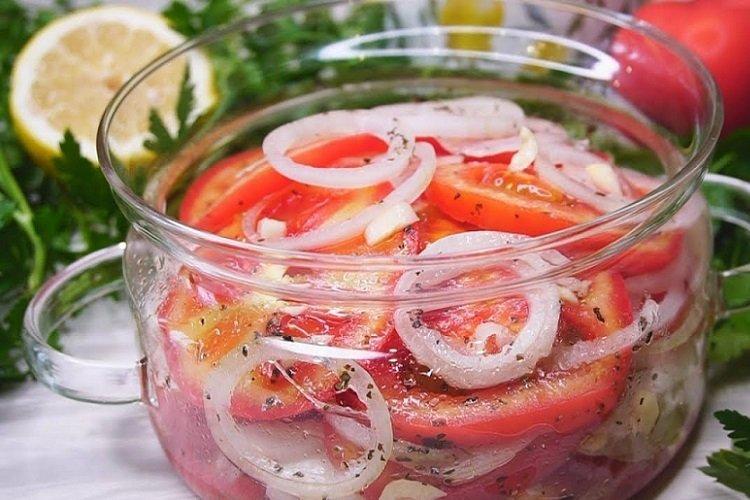 Лук, маринованный с помидорами и специями