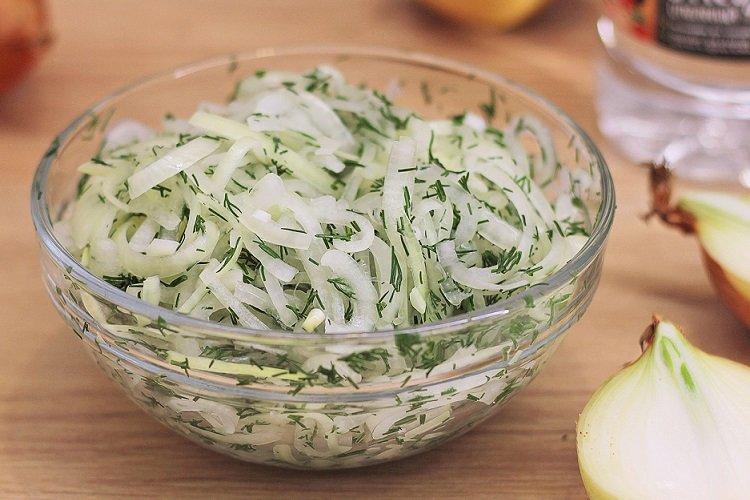 Маринованный лук с уксусом и зеленью