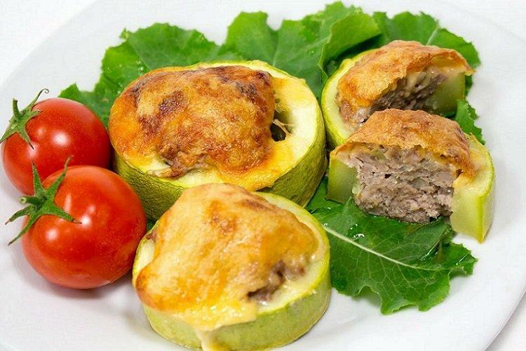 Zucchini mit Hackfleisch und Käse aus dem Ofen