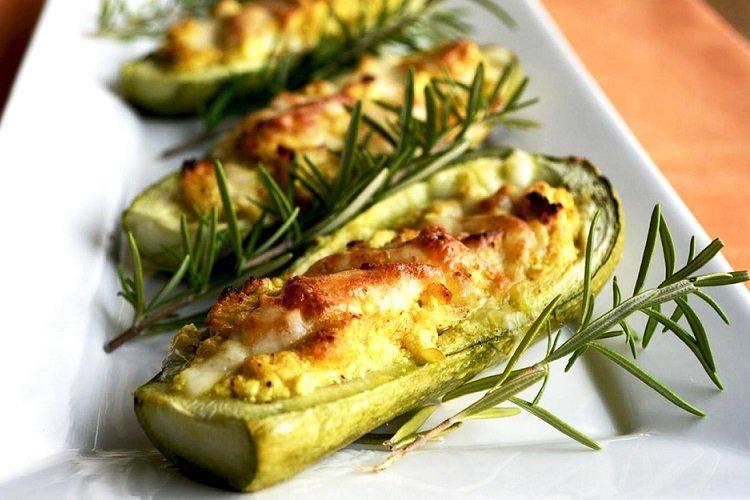 Zucchini mit Rinderhackfleisch und Rosmarin aus dem Ofen