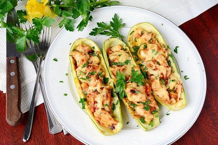Zucchini-Boote mit Hackfleisch und Pilzen