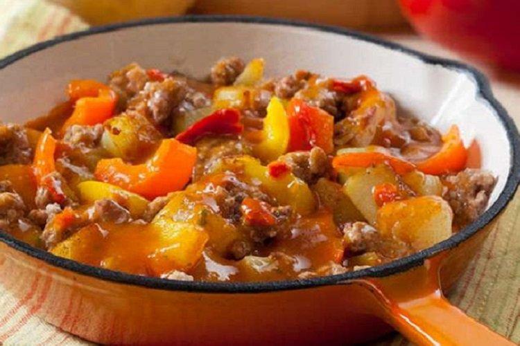 Gebratene Zucchini mit Hackfleisch und Tomaten