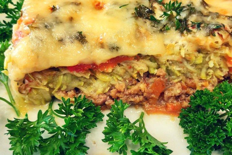 Zucchini-Kuchen mit Tomaten und Hackfleisch