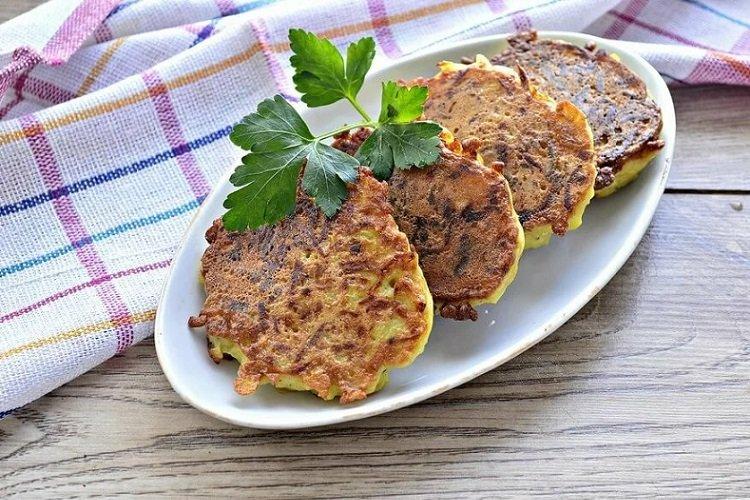 Zucchini- und Hackfleisch-Pfannkuchen