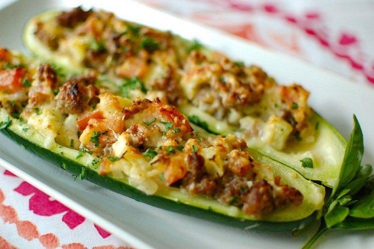 Gebackene Zucchini-Boote mit Hackfleisch