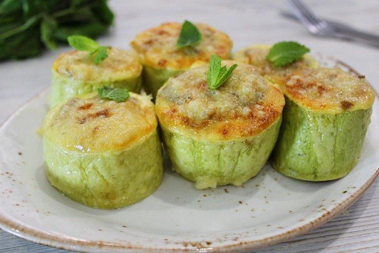 Gedämpfte Zucchini mit Hackfleisch und Ei