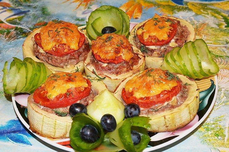Zucchini mit Hackfleisch und Tomaten