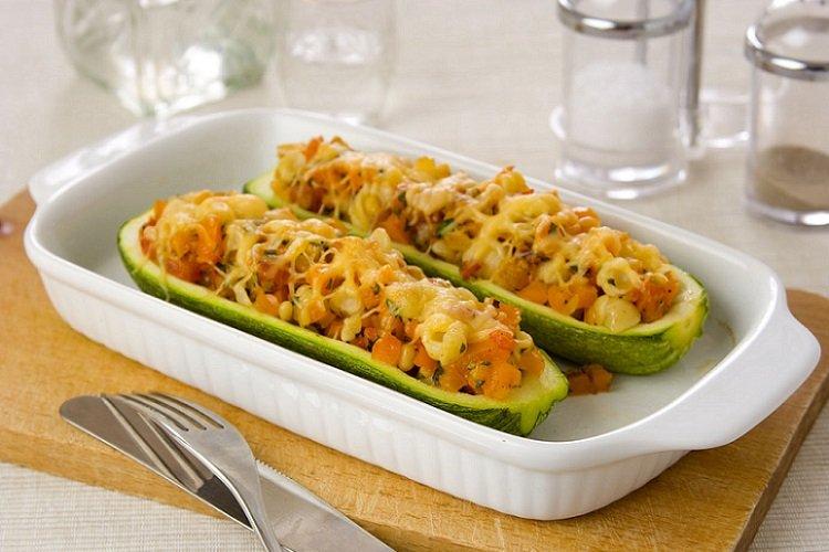 Zucchini, gebacken mit Hackfleisch und Gemüse