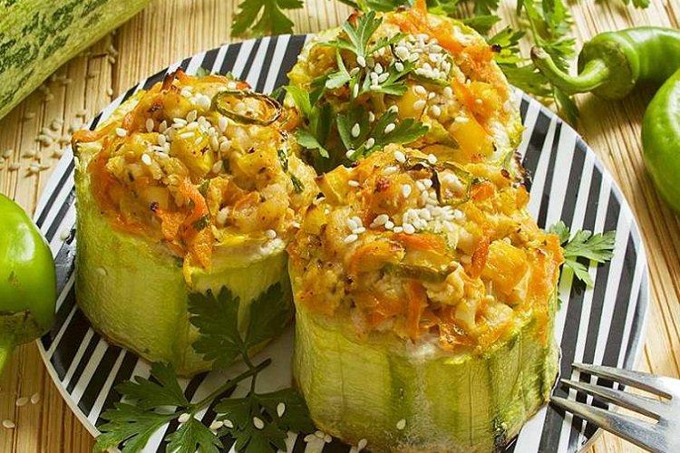 Gebackene Zucchini mit Hackfleisch und Reis
