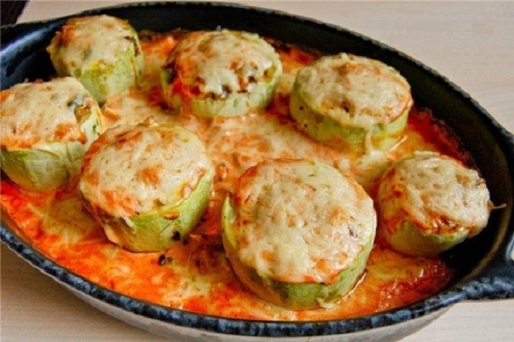 Zucchini mit Hackfleisch in Tomatensauce