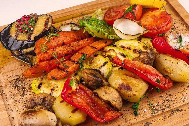 Verduras a la parrilla con aceite y especias