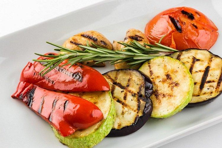 Verduras a la parrilla con zumo de naranja y romero