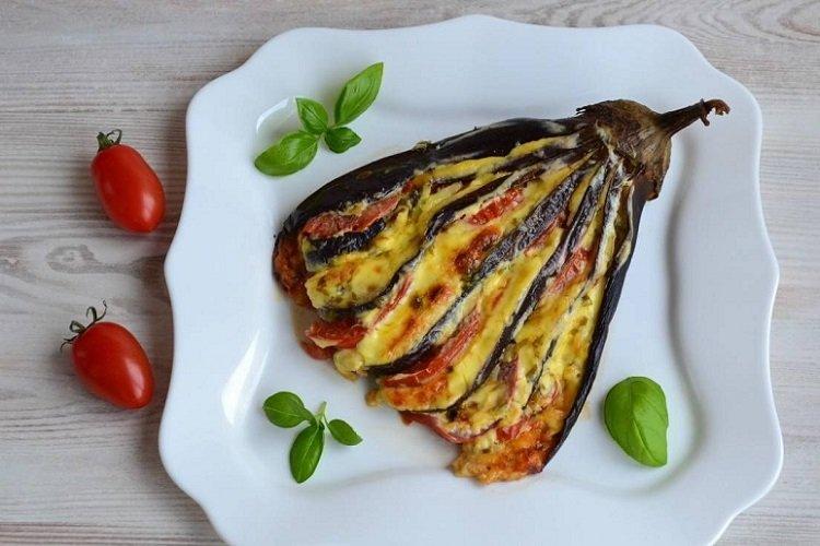 Berenjenas con queso y tomates a la parrilla