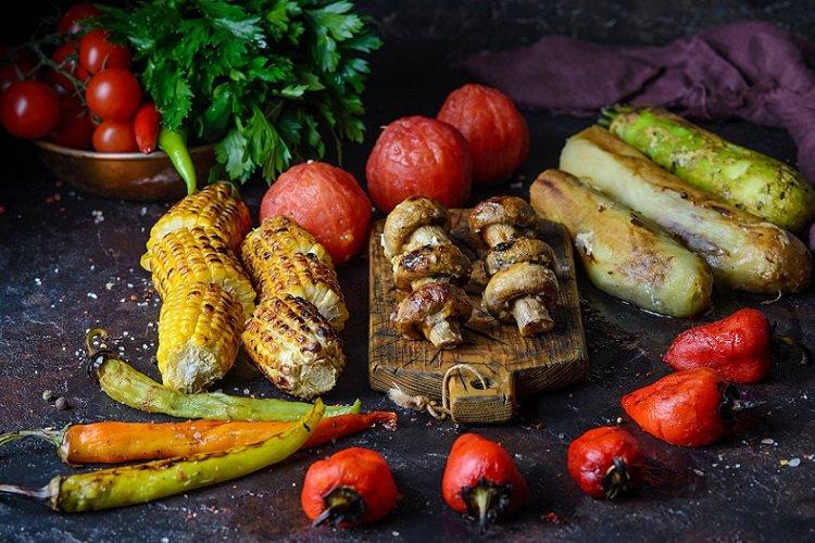 Verduras a la parrilla marinadas en vino