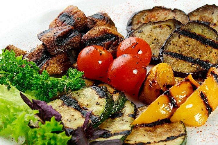 Verduras a la parrilla marinadas en mostaza en polvo