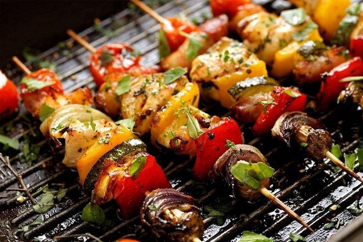 Verduras a la parrilla en brochetas de madera