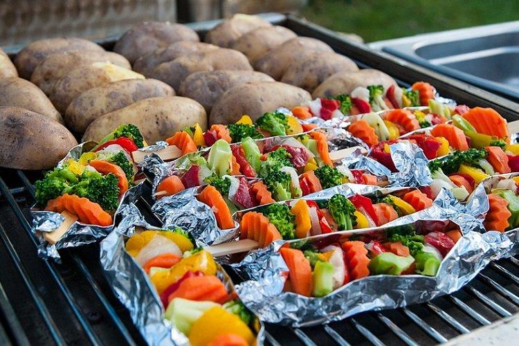 Verduras a la parrilla cocinadas en papel de aluminio