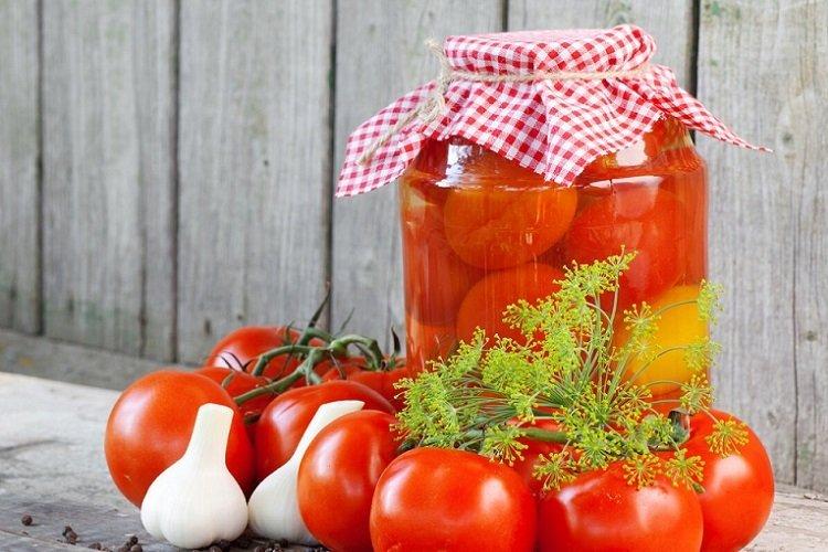Tomates encurtidos en vinagre