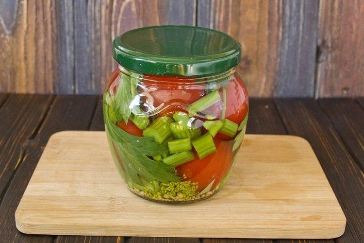Tomates encurtidos con apio