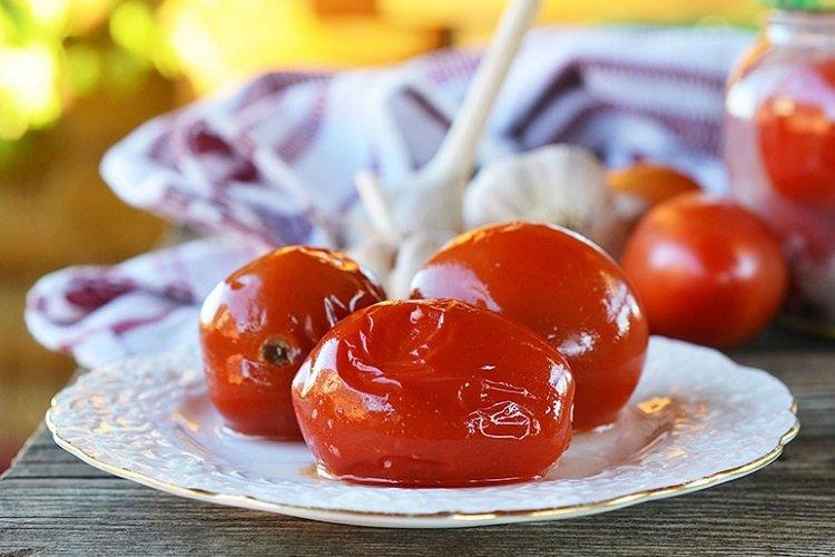 Tomates encurtidos con aspirina para el invierno