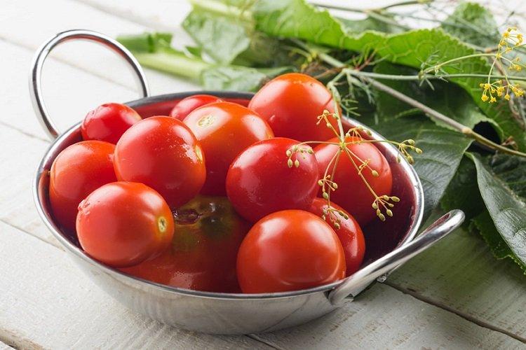 Receta fría de tomates encurtidos