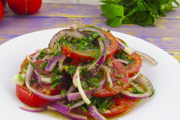 Tomates encurtidos con cebolla en media hora