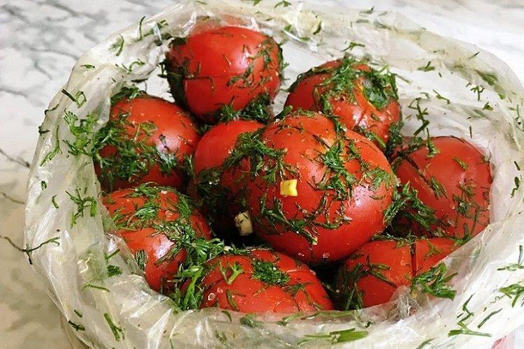 Tomates encurtidos con hierbas en una bolsa