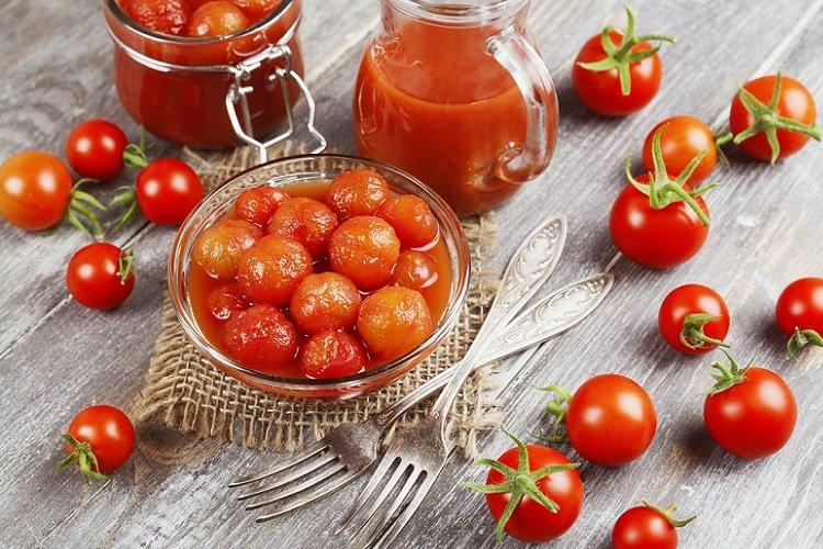 Tomates encurtidos en zumo de tomate