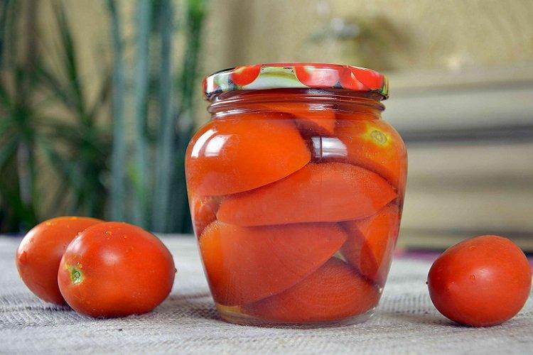 Tomates encurtidos en gajos en vinagre de vino