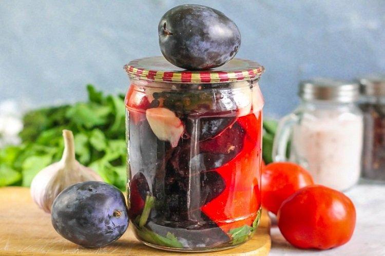 Tomates encurtidos con ciruelas