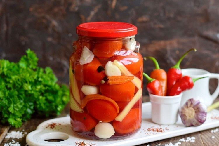Tomates encurtidos con zanahoria y pimiento dulce