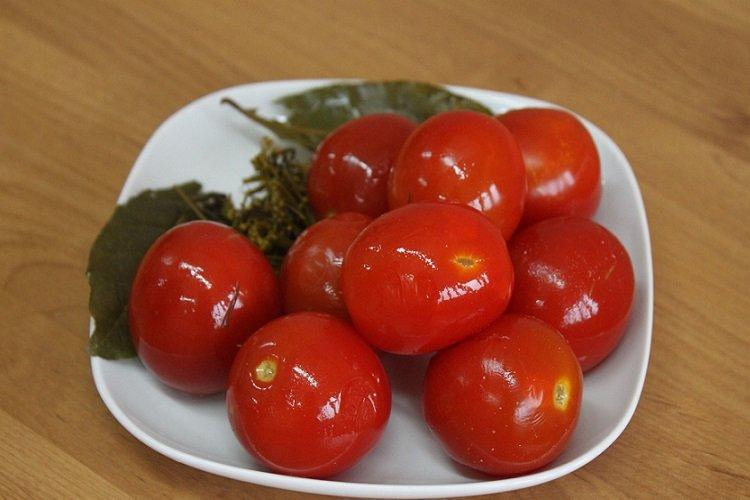 Tomates encurtidos con zumo de limón