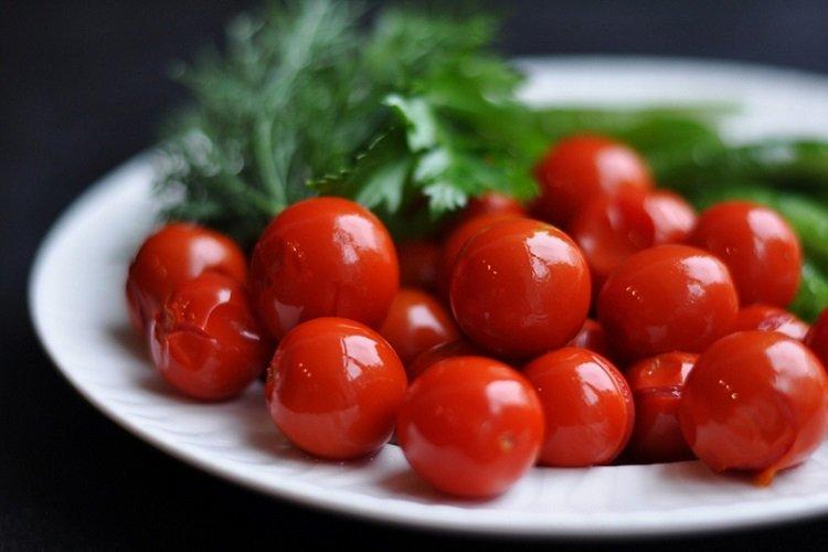 Tomates encurtidos sin vinagre