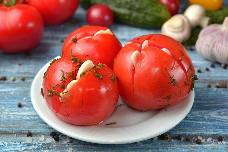 Tomates encurtidos con sorpresa