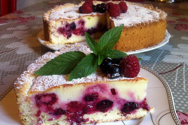 Pastel de masa líquida con bayas