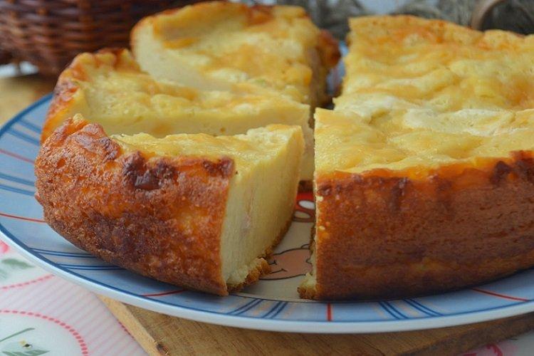 Pastel de masa líquida perezoso con requesón