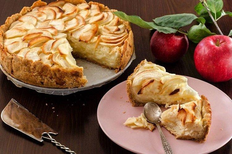 Pastel de masa líquida con manzanas y kéfir