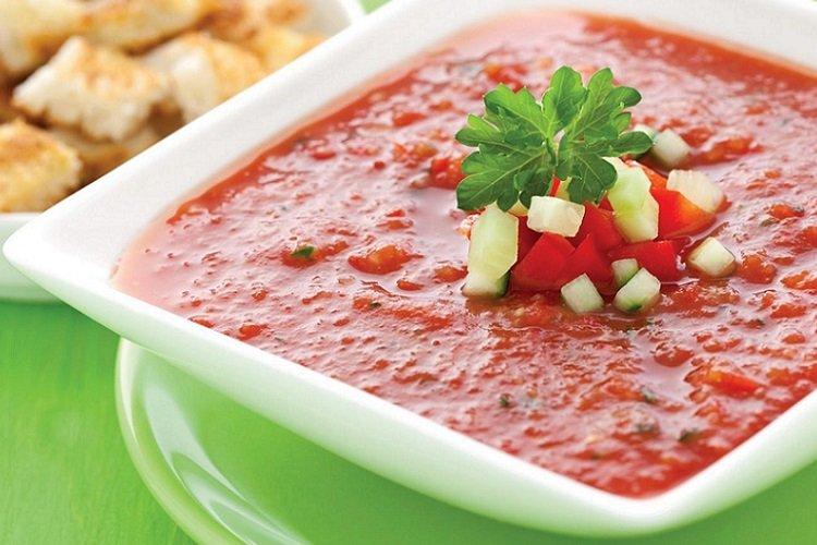 Gazpacho mit Mineralwasser