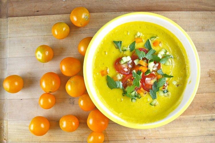 Gelbes Gazpacho mit Mandeln