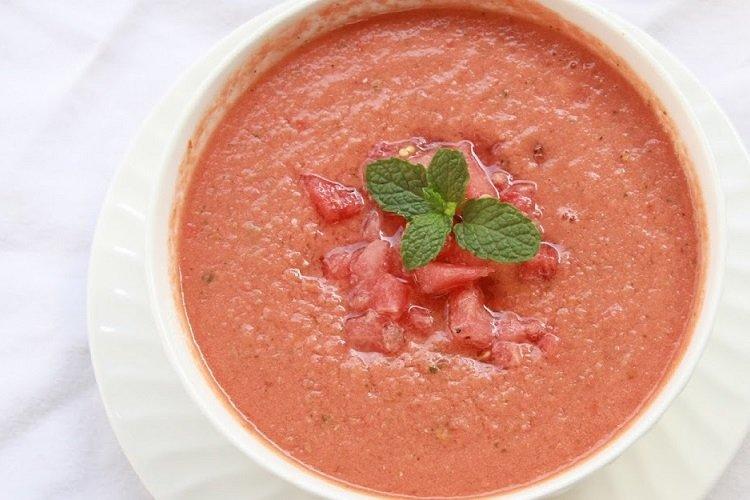 Gazpacho mit Sahne und Limettensaft