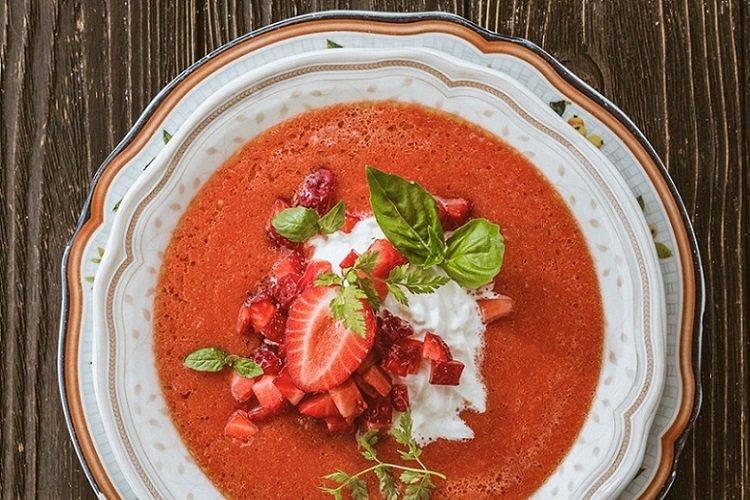 Erdbeer-Tomaten-Gazpacho mit Ricotta