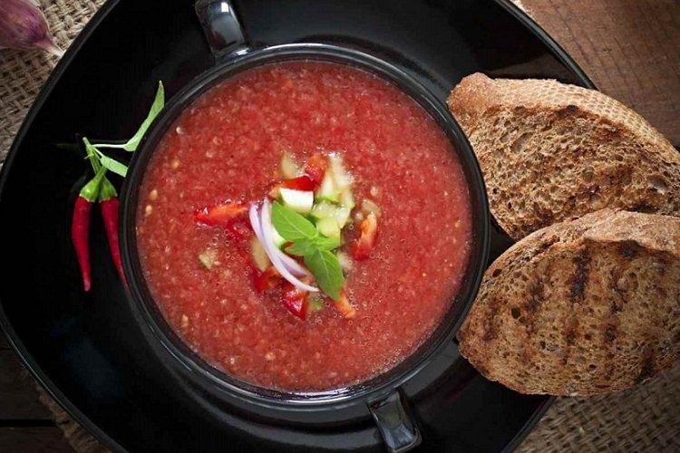 Gazpacho mit Tomatensaft