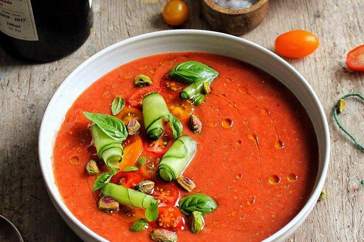 Gazpacho mit Kartoffelpüree