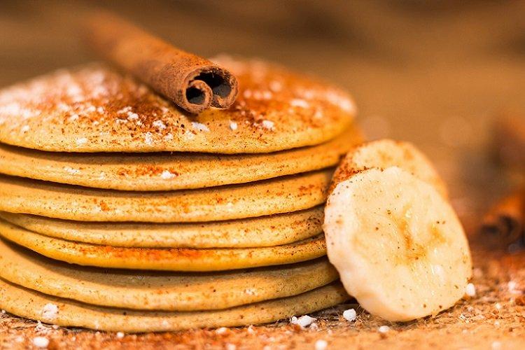 Panqueques con plátano y canela