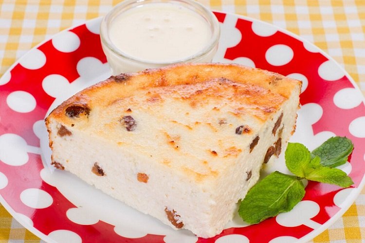 Cazuela de requesón con cobertura de crema agria