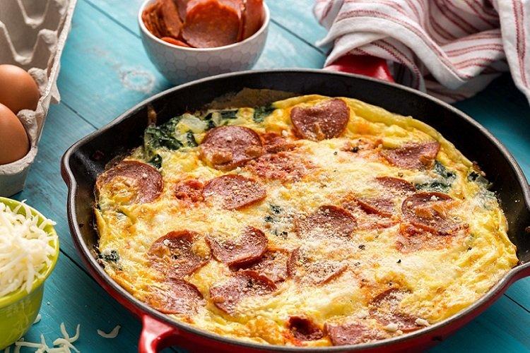 Omelett mit Zucchini, Wurst und Käse