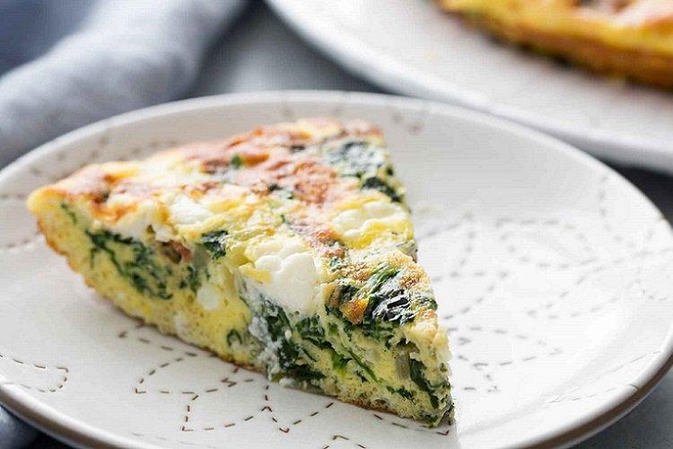 Omelett aus Zucchini mit Spinat und Weichkäse