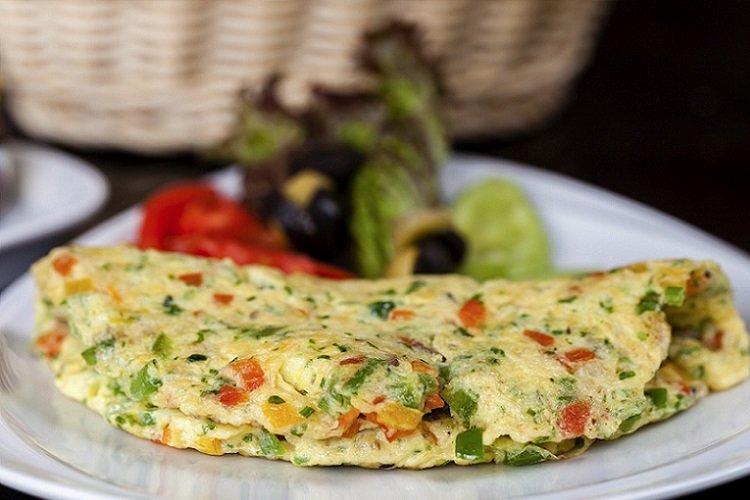 Omelett mit Zucchini, Tomaten und Paprika