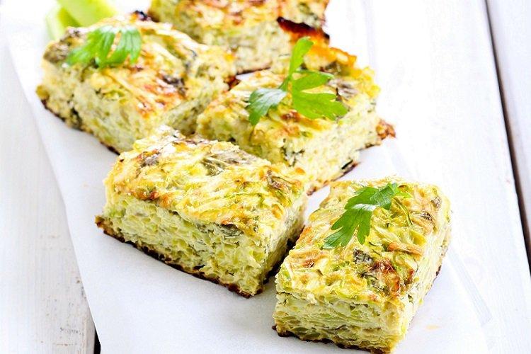 Omelett mit Zucchini und Käse